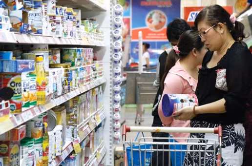 Sau sự cố sữa nhiễm khuẩn, nhiều mẹ lo lắng không biết chọn loại sữa nào để thay thế cho con. Ảnh minh họa.