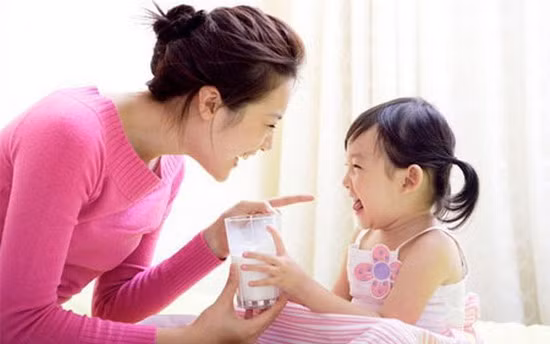 Đối với các bé, mẹ không nên đổi thường xuyên các loại sữa.