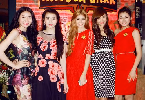 Và chụp hình cùng bạn bè.