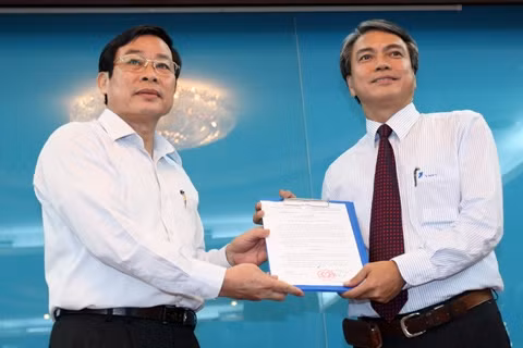 Bộ trưởng Bộ TT&TT Nguyễn Bắc Son trao quyết định bổ nhiệm chức vụ Tổng giám đốc Tập đoàn VNPT cho ông Trần Mạnh Hùng. Ảnh: vietnamnet.vn