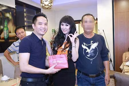 Người đàn ông (bên phải) trong nghi án giựt chồng của Phi Thanh Vân. Người đàn ông (bên phải) trong nghi án giựt chồng của Phi Thanh Vân.