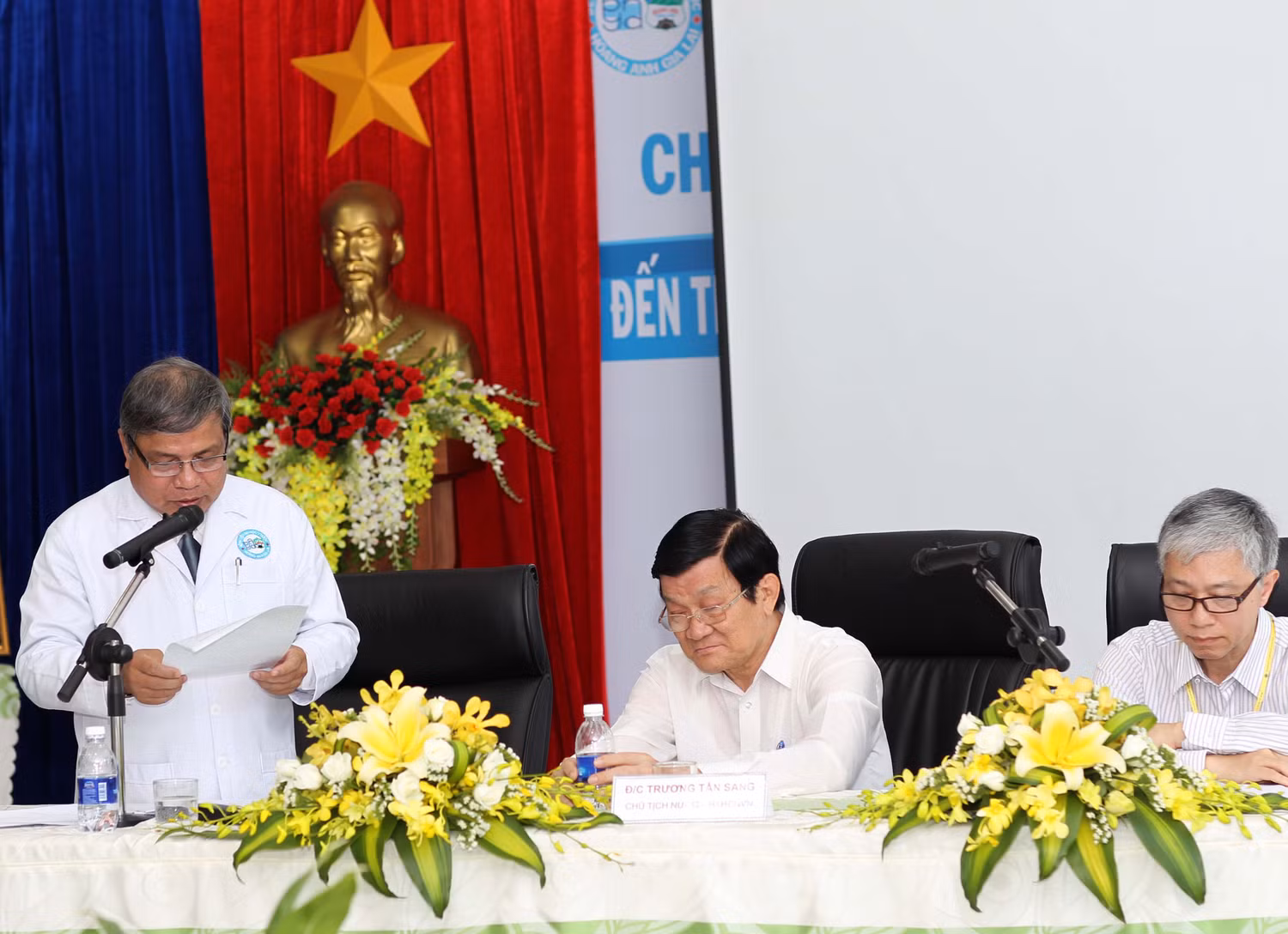 Chủ tịch nước thăm Bệnh viện Đại Học Y dược Hoàng Anh Gia Lai ảnh 4 Chủ tịch nước thăm Bệnh viện Đại Học Y dược Hoàng Anh Gia Lai ảnh 4