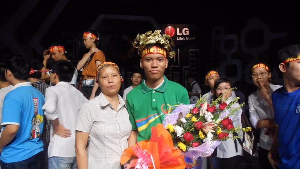 Ngọc Anh chụp ảnh cùng mẹ khi giành chiến thắng ở vòng thi quý I Ngọc Anh chụp ảnh cùng mẹ khi giành chiến thắng ở vòng thi quý I
