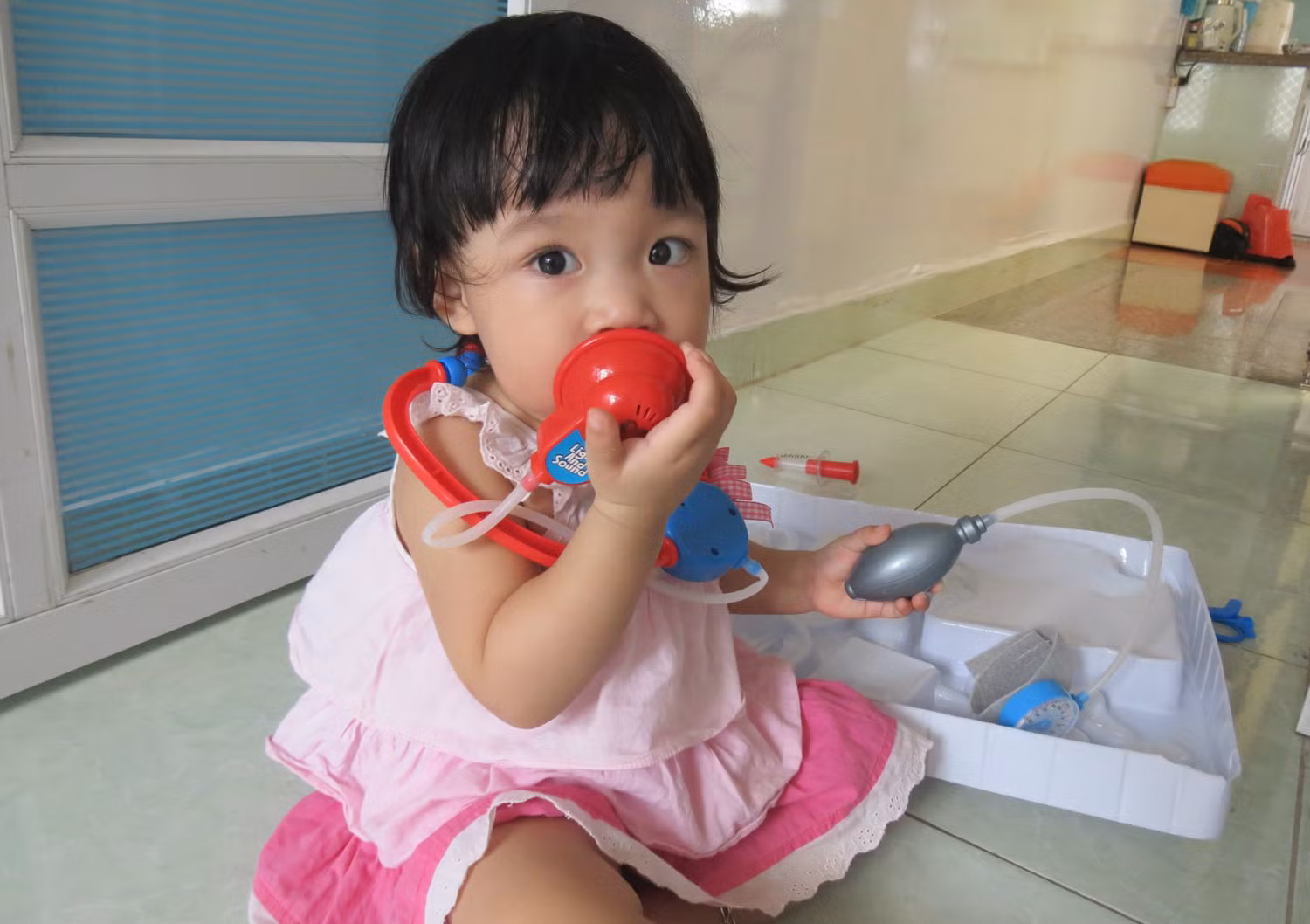 "Thần đồng" đi chưa vững đã biết đọc chữ ảnh 2