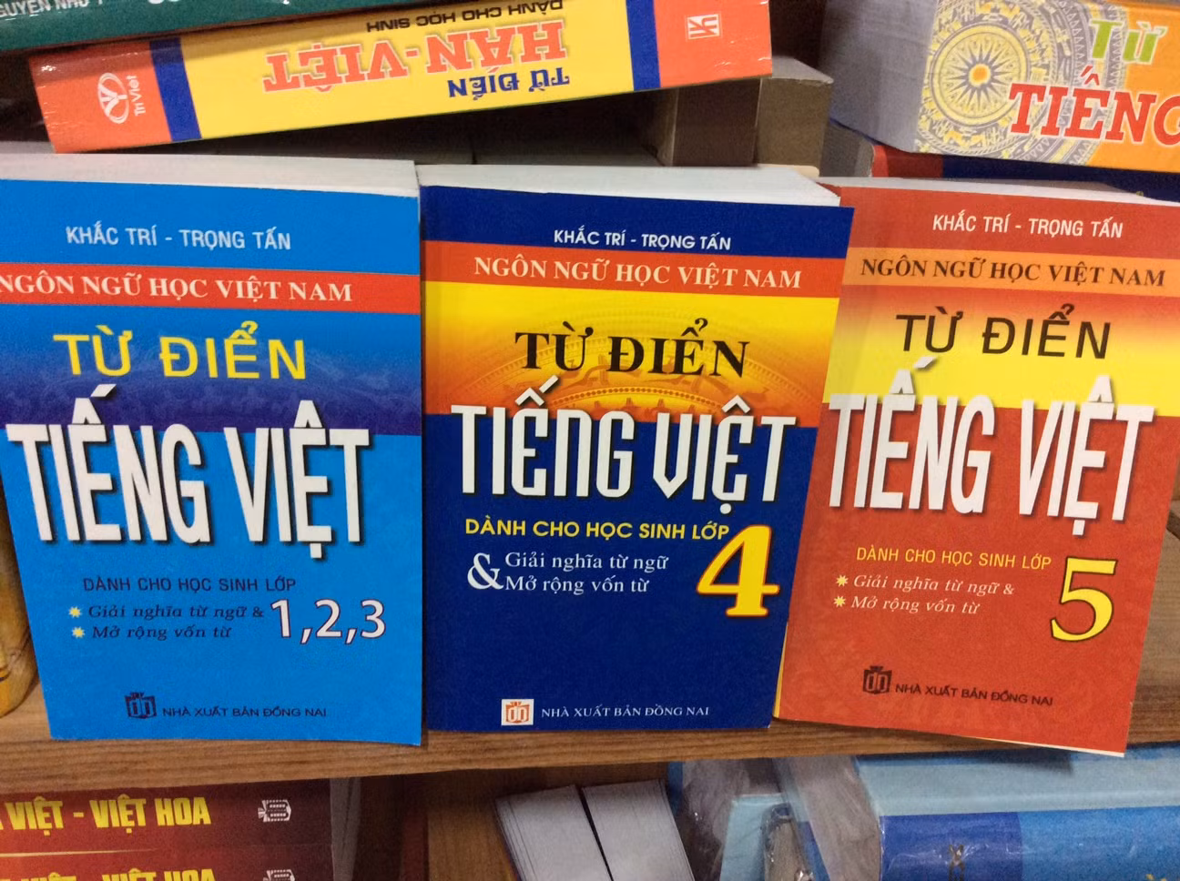 Giáo viên tiểu học nặng gánh sổ sách đến trường ảnh 2