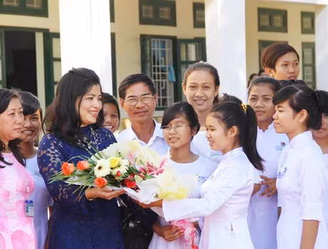 .Hoa, quà hay phong bì tặng thầy cô chỉ là hình thức khác nhau, quan trọng là xuất phát từ tấm lòng. (Ảnh minh họa). Nguồn: ĐTNCSHCM NT .Hoa, quà hay phong bì tặng thầy cô chỉ là hình thức khác nhau, quan trọng là xuất phát từ tấm lòng. (Ảnh minh họa). Nguồn: ĐTNCSHCM NT