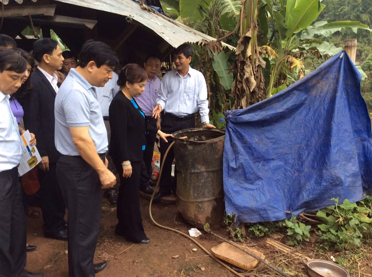 Bộ trưởng thăm khu dẫn nước của gia đình từ dưới suối lên
