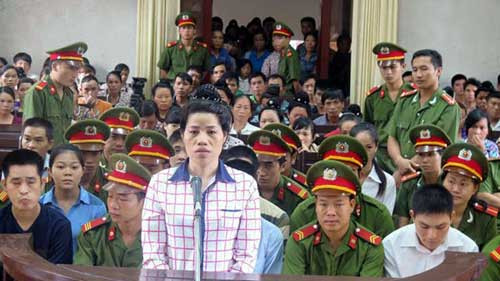 Bị cáo Vì Thị Sen tại phiên tòa sơ thẩm. Nguồn ảnh: Báo Nhân dân