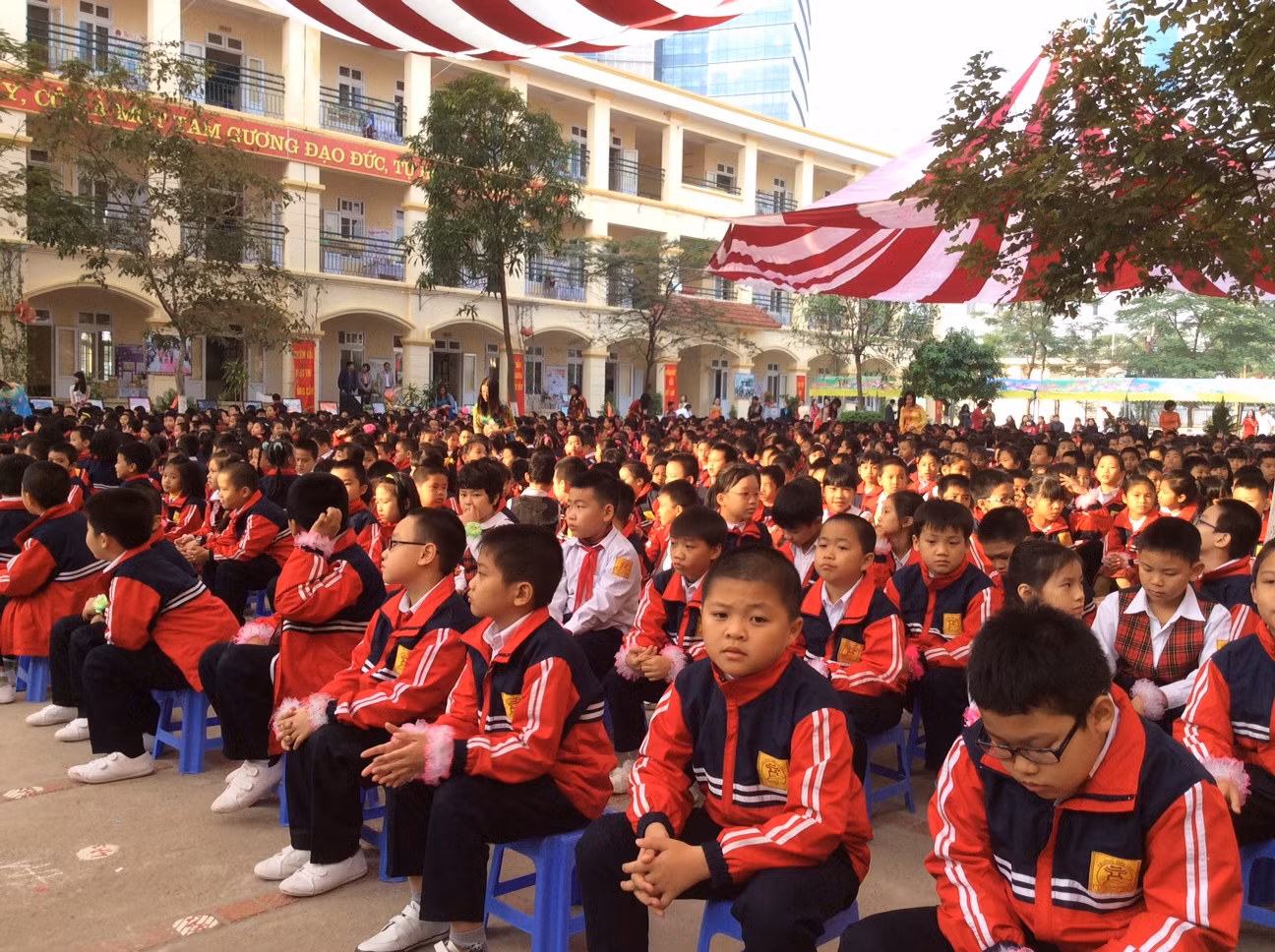 Buổi lễ có sự tham dự của hơn 1600 học sinh toàn trường Buổi lễ có sự tham dự của hơn 1600 học sinh toàn trường