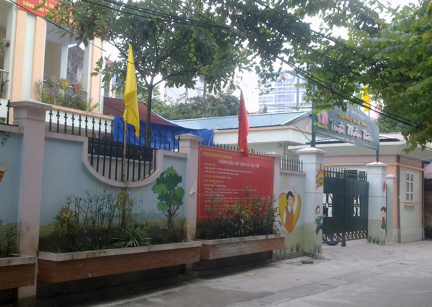Trường mầm non Tuổi Thần Tiên (số 55A, ngõ 144 Quan Nhân, Hà Nội) năm 2014-2015 có chủ trương xã hội hóa, dự tính thu tiền lắp điều hòa phòng học và làm hoa sắt, nhôm kính. Ảnh: Anh Minh