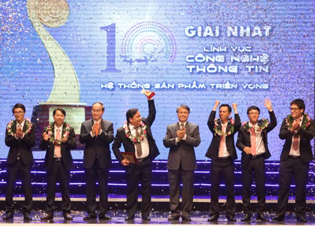 Các giải thưởng lớn trong các lĩnh vực CNTT, Môi trường, Y dược, Khoa học Công nghệ lần lượt được trao. Ảnh: DT