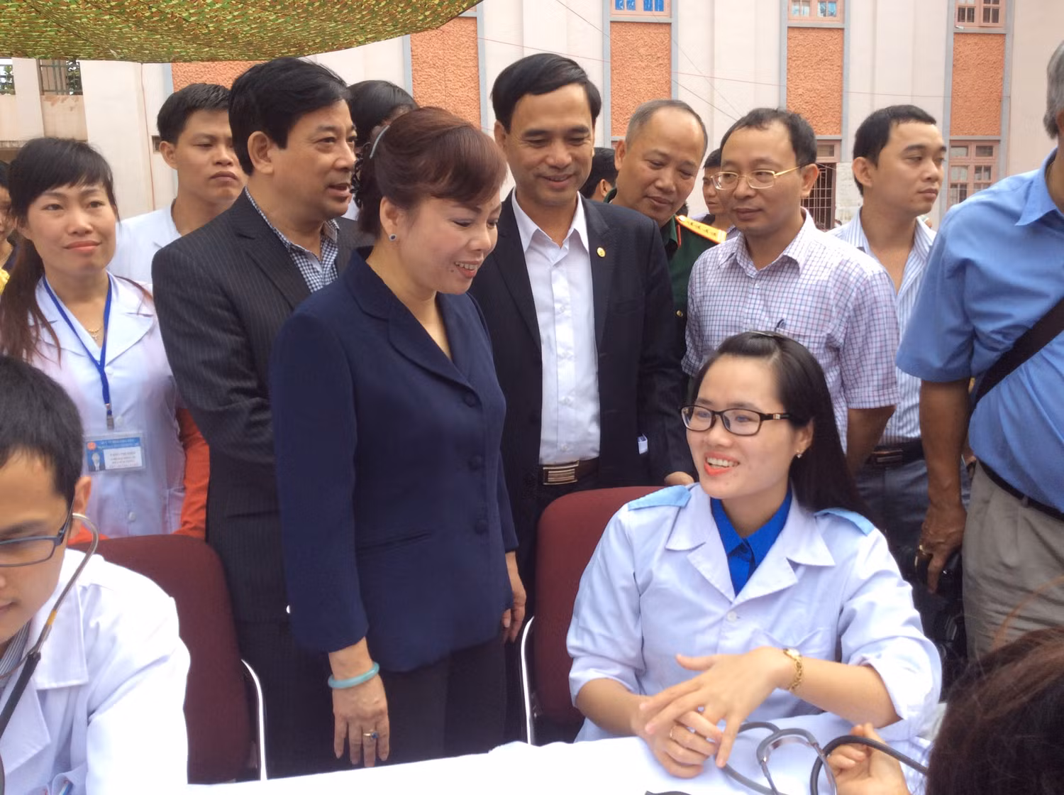 Bộ trưởng hy vọng rằng thời gian sắp tới hai bác sĩ trẻ sẽ học tập thật tốt, tiếp tục nhiệt huyết và cống hiến vì sức khỏe của cộng đồng