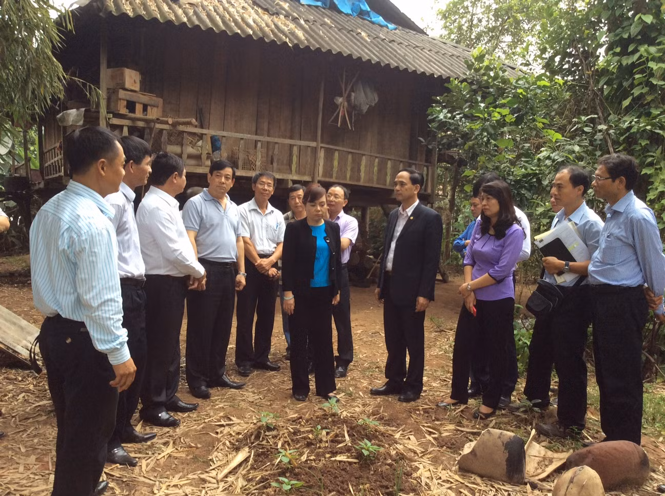 Trước gia đình đi vệ sinh sau nhà, sau đắp đất lên trồng rau ăn