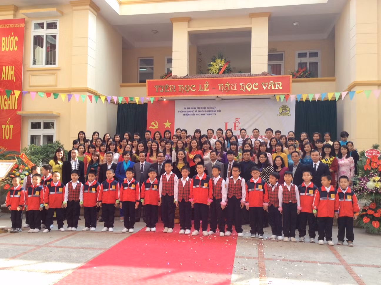 Thầy cô giáo và học sinh toàn trường chụp ảnh lưu niệm Thầy cô giáo và học sinh toàn trường chụp ảnh lưu niệm