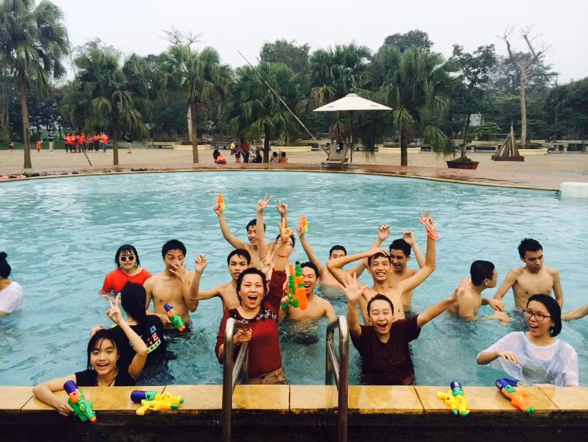 "Không gọi học sinh bằng hai chữ cá biệt, mà đó là những học sinh đặc biệt". Ảnh cô Ngọc Anh trong chuyến tham quan cùng học sinh 11A6 năm học 2014-2015