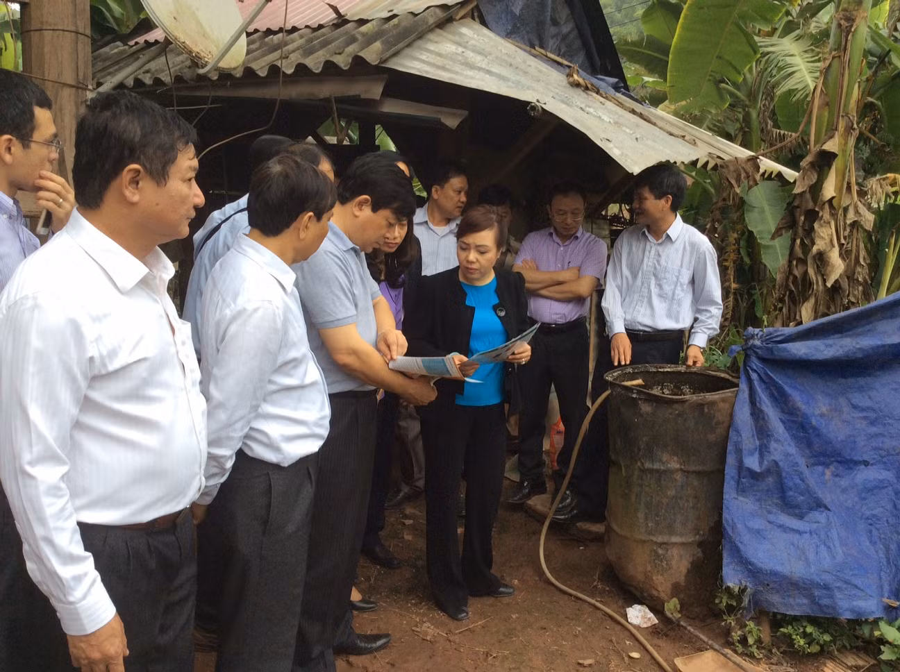 Bộ trưởng yêu cầu các gia đình anh Thực xây mới cầu tiêu, bởi việc đi trực tiếp xuống dưới suối rồi lại lấy nước suối lên ăn sẽ ảnh hưởng đến sức khỏe của các thành viên trong gia đình và của cả người dân trong bản