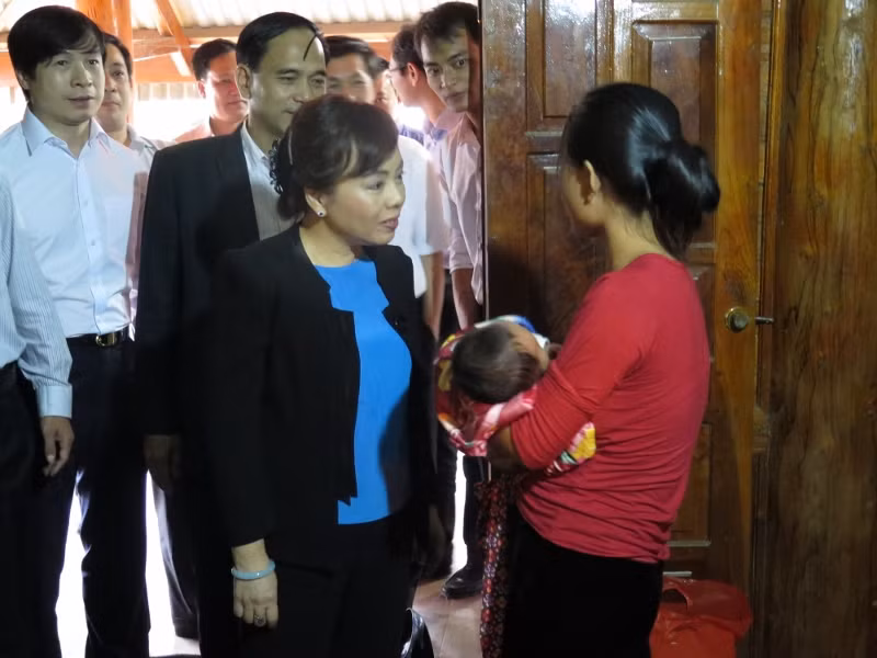 Bộ trưởng hỏi thăm về sức khỏe của em bé và được biết cháu được sinh tại nhà