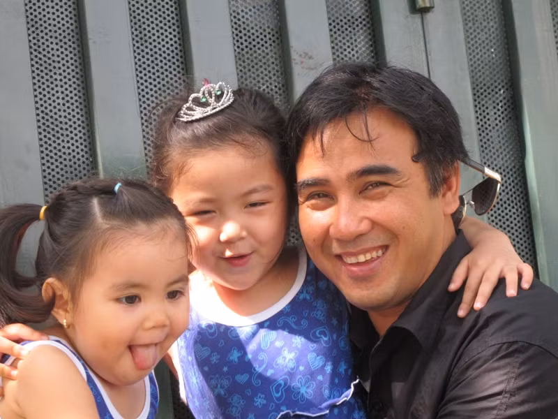 Sau công việc, trở về nhà Quyền Linh là một người cha đảm đang của hai "công chúa". Sau công việc, trở về nhà Quyền Linh là một người cha đảm đang của hai "công chúa".