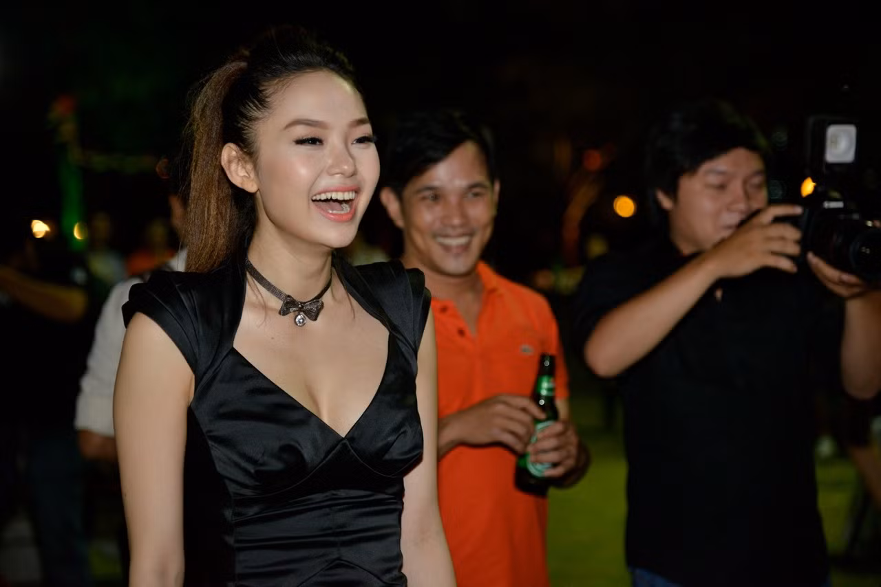Xuất hiện tại buổi tiệc đứng, Minh Hằng cười tít mắt.