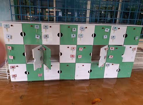 Nhiều đồ dùng như tủ đựng đồ này của trường sẽ hư hỏng do bị ngập trong nước (ảnh: P.L)