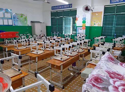 Nước tràn vào phòng học, bàn ghế được thầy cô kê lên cao để tránh bị hư hỏng (ảnh: P.L)