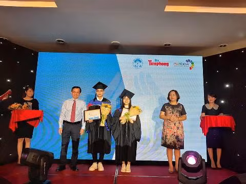 Các tân thủ khoa đầu vào nhận học bổng từ các nhà tài trợ ở buổi lễ của Báo Tiền Phong (ảnh: P.L)