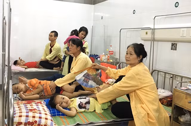 Vẫn còn nhiều người bị ngộ độc phải nhập viện điều trị trong đó có không ít trẻ nhỏ. Vẫn còn nhiều người bị ngộ độc phải nhập viện điều trị trong đó có không ít trẻ nhỏ.
