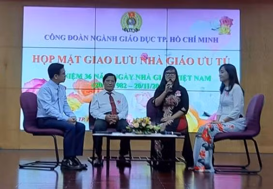 Nhà giáo ưu tú Phạm Văn Chiểu (thứ hai, trái sang) tại buổi giao lưu với nhà giáo ưu tú ngày 15/11 (ảnh: P.L) Nhà giáo ưu tú Phạm Văn Chiểu (thứ hai, trái sang) tại buổi giao lưu với nhà giáo ưu tú ngày 15/11 (ảnh: P.L)