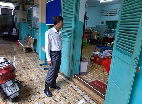 Hiệu trưởng Trường tiểu học Bông Sao đi kiểm tra tình ngập của thư viện trường (ảnh: P.L)