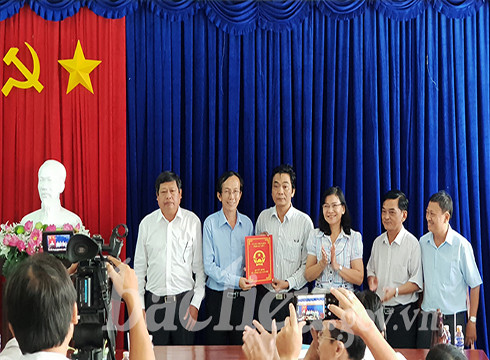 Lãnh đạo tỉnh Bạc Liêu trao quyết định hợp nhất cho lãnh đạo 2 Sở (ảnh: Cổng TTĐT Bạc Liêu) Lãnh đạo tỉnh Bạc Liêu trao quyết định hợp nhất cho lãnh đạo 2 Sở (ảnh: Cổng TTĐT Bạc Liêu)