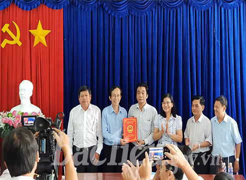 Lãnh đạo tỉnh Bạc Liêu trao quyết định hợp nhất cho lãnh đạo 2 Sở (ảnh: Cổng TTĐT Bạc Liêu) Lãnh đạo tỉnh Bạc Liêu trao quyết định hợp nhất cho lãnh đạo 2 Sở (ảnh: Cổng TTĐT Bạc Liêu)