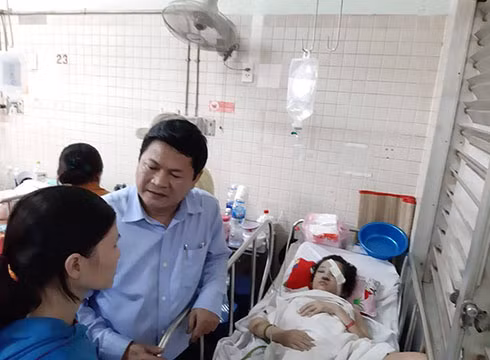 Phó Chủ tịch Ủy ban nhân dân Thành phố Hồ Chí Minh Huỳnh Cách Mạng tới thăm học sinh (ảnh: P.L)