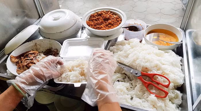 Găng tay là yêu cầu bắt buộc với cả những quán ăn vỉa hè. Găng tay là yêu cầu bắt buộc với cả những quán ăn vỉa hè.
