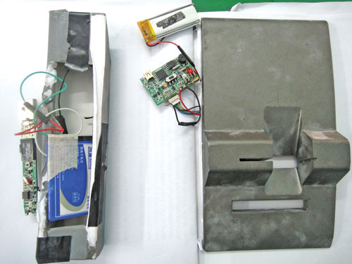 Những vi mạch điện tử rất gọn nhẹ nằm bên trong thiết bị ăn cắp thông tin thẻ ATM và camera ăn cắp mật mã tài khoản - Ảnh: Đàm Huy