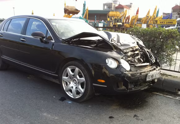 Hình ảnh siêu xe Bentley lâm nạn trên QL5. Ảnh: O.F)