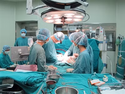 Các bác sĩ phẫu thuật tim cho bệnh nhân Vũ Đình L.