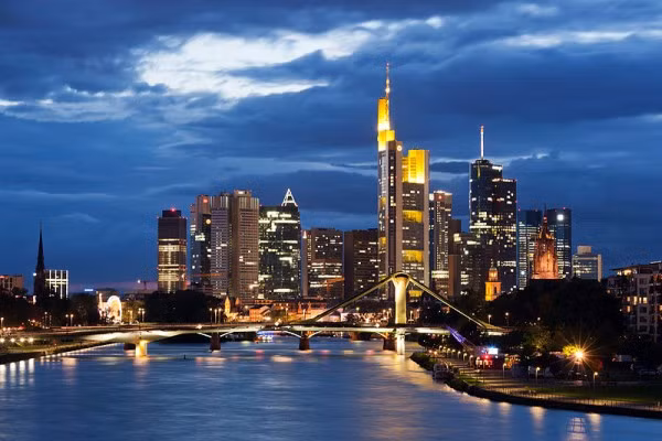 9. Frankfurt, Đức Xe buýt, xe điện hoặc tàu điện ngầm: 3,24 USD/vé Taxi: 16,23 USD/5 km Vé tàu: 34,83 USD/200 km 9. Frankfurt, Đức Xe buýt, xe điện hoặc tàu điện ngầm: 3,24 USD/vé Taxi: 16,23 USD/5 km Vé tàu: 34,83 USD/200 km