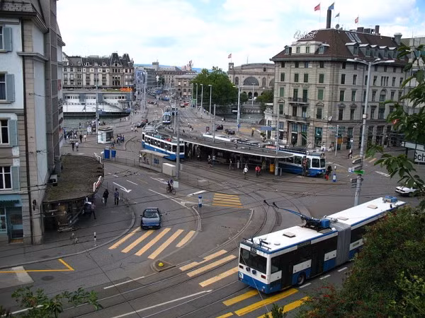 3. Zurich, Thụy Sĩ Xe buýt, xe điện hoặc tàu điện ngầm: 4,66 USD/vé Taxi: 28,93 USD/5 km Vé tàu: 68,47 USD/200 km 3. Zurich, Thụy Sĩ Xe buýt, xe điện hoặc tàu điện ngầm: 4,66 USD/vé Taxi: 28,93 USD/5 km Vé tàu: 68,47 USD/200 km