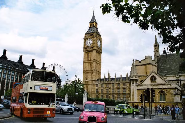 5. London, Anh Xe buýt, xe điện hoặc tàu điện ngầm: 3,70 USD/vé Taxi: 23,03 USD/5 km Vé tàu: 81,95 USD/200 km 5. London, Anh Xe buýt, xe điện hoặc tàu điện ngầm: 3,70 USD/vé Taxi: 23,03 USD/5 km Vé tàu: 81,95 USD/200 km