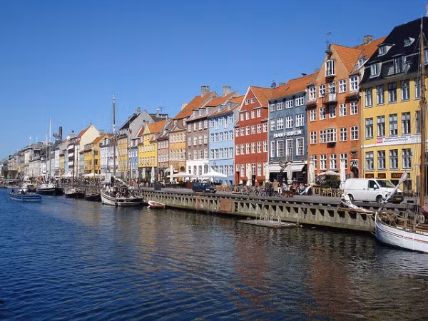 2. Copenhagen, Đan Mạch Xe buýt, xe điện hoặc tàu điện ngầm: 4,88 USD/vé Taxi: 17,33 USD/5 km Vé tàu: 59,92 USD/200 km 2. Copenhagen, Đan Mạch Xe buýt, xe điện hoặc tàu điện ngầm: 4,88 USD/vé Taxi: 17,33 USD/5 km Vé tàu: 59,92 USD/200 km
