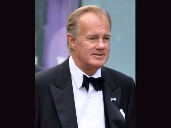 3. Stefan Persson Tổng tài sản: 26 tỷ USD Xếp hạng tỷ phú theo Forbes: 8 Quốc tịch: Thụy Điển Ông đảm nhiệm vị trí chủ tịch thương hiệu thời trang danh tiếng H&M do cha mình sáng lập từ năm 1982 với 2.200 cửa hàng trên toàn thế giới, tới nay trị giá tài sản ròng của Stefan lên tới 26 tỷ USD và là công dân giàu nhất Thụy Điển, đứng thứ 3 toàn châu Âu.