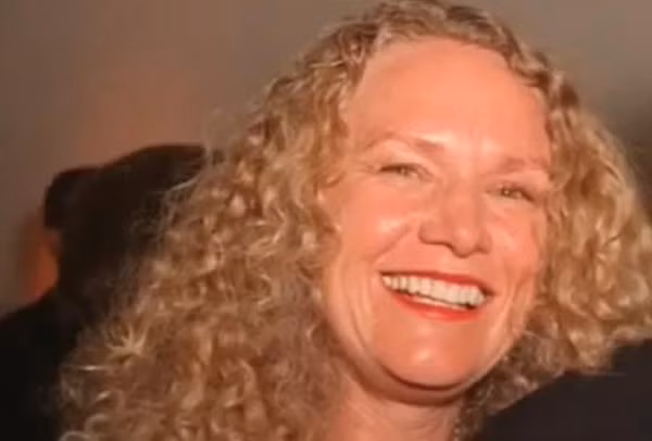 4. Christy Walton Tổng tài sản: 25,3 tỷ USD Xếp hạng tỷ phú theo Forbes: 10 Quốc tịch: Mỹ Walton là người thừa kế đế chế Wal-Mart, một thương hiệu nổi tiếng trong kinh doanh thời trang bán lẻ lớn nhất thế giới. Tuy nhiên, gần đây, do tình hình kinh tế khó khăn, công ty đã phải đóng cửa văn phòng New York và cho biết sẽ tập trung vào các mặt hàng thiết yếu hơn như vớ và áo thun thay vì thời trang cao cấp. Christy Walton, Jim Walton và S. Robson Walton là ba người đồng sở hữu số tài sản 25,3 tỷ USD nhưng Christy Walton là đại diện của gia đình Walton.