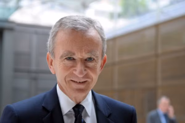 1. Bernard Arnault Tổng tài sản: 41 tỷ USD Xếp hạng tỷ phú theo Forbes: 4 Quốc tịch: Pháp Arnault là chủ tịch của tập đoàn LVMH cực kỳ sang trọng với thương hiệu thời trang Louis Vuitton nổi tiếng. Ông cũng sở hữu cổ phần tại Bulgari, Hermes và Carrefour. Ngoài việc là người giàu nhất thứ tư người đàn ông trên thế giới, ông cũng là người đàn ông giàu nhất ở châu Âu. Gần đây, Bernard Arnault đang bị chỉ trích khi nộp đơn xin làm công dân Bỉ để tránh thuế ở nước Pháp.