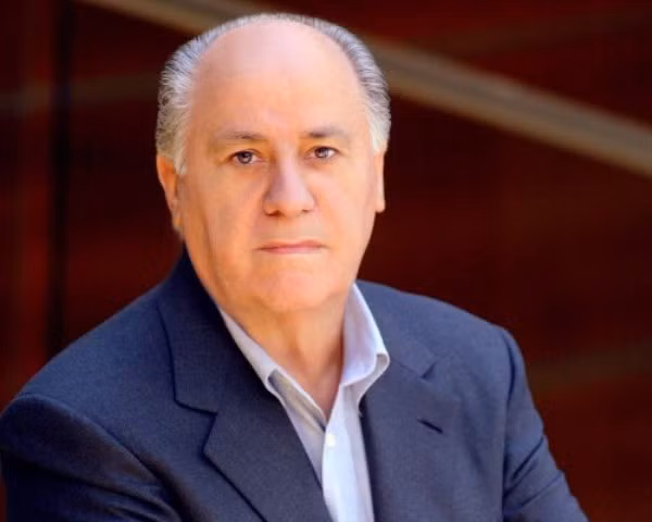 2. Amancio Ortega Tổng tài sản: 37,5 tỷ USD Xếp hạng tỷ phú theo Forbes: 7 Quốc tịch: Tây Ban Nha Ortega là cựu Chủ tịch của Indetix, công ty sở hữu các nhà bán lẻ thời trang như Zara, Massimo Dutti và Stradivarius và có 5.000 cửa hàng ở 77 quốc gia trên toàn thế giới.