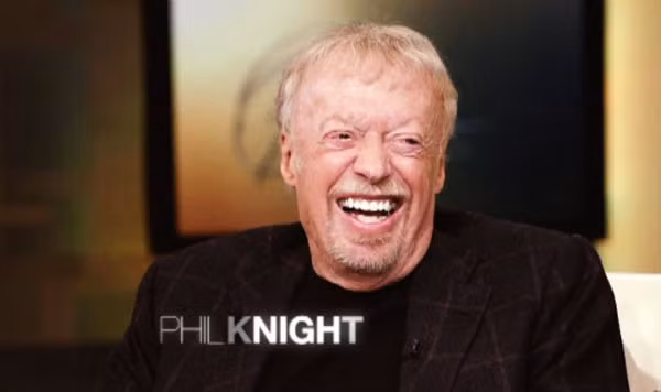 6. Phil Knight Tổng tài sản: 14,4 tỷ USD Xếp hạng tỷ phú theo Forbes: 47 Quốc tịch: Mỹ Tỷ phú Phil Knight, đồng sáng lập của Nike, đã bắt đầu sự nghiệp thời trang của mình bằng cách bán giày thể thao trên chiếc xe tải của mình. Cuối cùng, ông mở rộng kinh doanh và trở thành vua của một đế chế đồ thể thao có doanh thu 20,9 tỷ USD trong năm 2011.