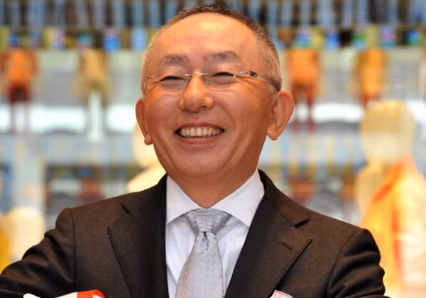 9. Tadashi Yanai Tổng tài sản: 10 tỷ USD Xếp hạng tỷ phú theo Forbes: 88 Quốc tịch: Nhật Bản Tadashi Yanai là tỷ phú giàu nhất Nhật Bản. Ông là người sáng lập và Chủ tịch của Tập đoàn bán lẻ Fast Retailing. Công ty này sở hữu nhãn hiệu quần áo Uniqlo, nổi tiếng ở nhiều quốc gia trên thế giới với mức giá hợp túi tiền.