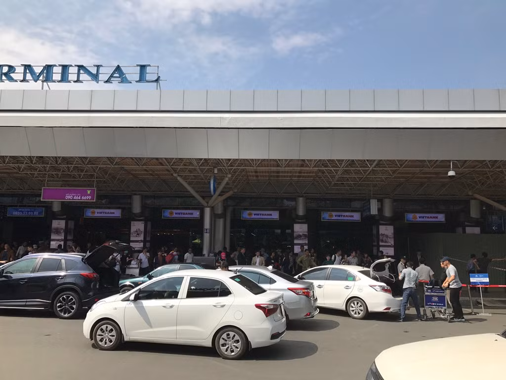 Nhiều ô tô chỉ vào ga hàng không đón trả khách từ 3-5 phút cũng bị cảng hàng không "đè" ra thu phí mà không biết kêu ai. Ảnh: NQ.