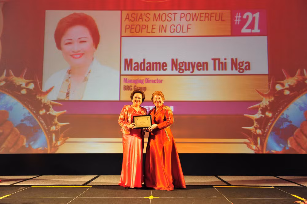 Madame Nguyen Thi Nga (bên trái) được vinh danh là “Lãnh đạo có tầm nhìn xuất sắc của châu Á Thái Bình Dương. Ảnh: BRG Madame Nguyen Thi Nga (bên trái) được vinh danh là “Lãnh đạo có tầm nhìn xuất sắc của châu Á Thái Bình Dương. Ảnh: BRG