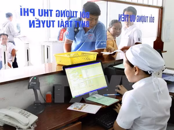 Bảo hiểm y tế đang giúp hàng triệu người nghèo không may bị đau ốm đến bệnh viện điều trị được quỹ bảo hiểm y tế chi trả. Ảnh: TTXVN.