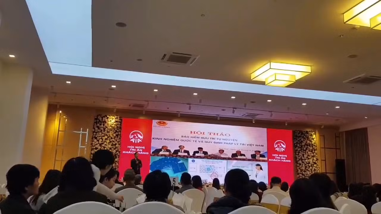 Diễn giả xuất hiện trong hội nghị tri ân khách hàng của AIA đã bịa đặt, bóp méo hai chính sách quan trọng của Nhà nước về bảo hiểm xã hội và bảo hiểm y tế. Ảnh: Chụp từ clip NVCC.
